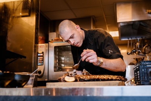 De chefs van Café Carbòn leveren vakwerk in de keuken