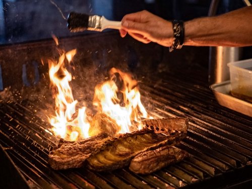 Al het vlees wordt bereid op onze grill, aangewakkerd met kokosbriketten en houtskool