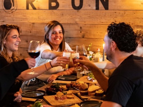 De gezellige sfeer van een traditionele Amsterdamse 